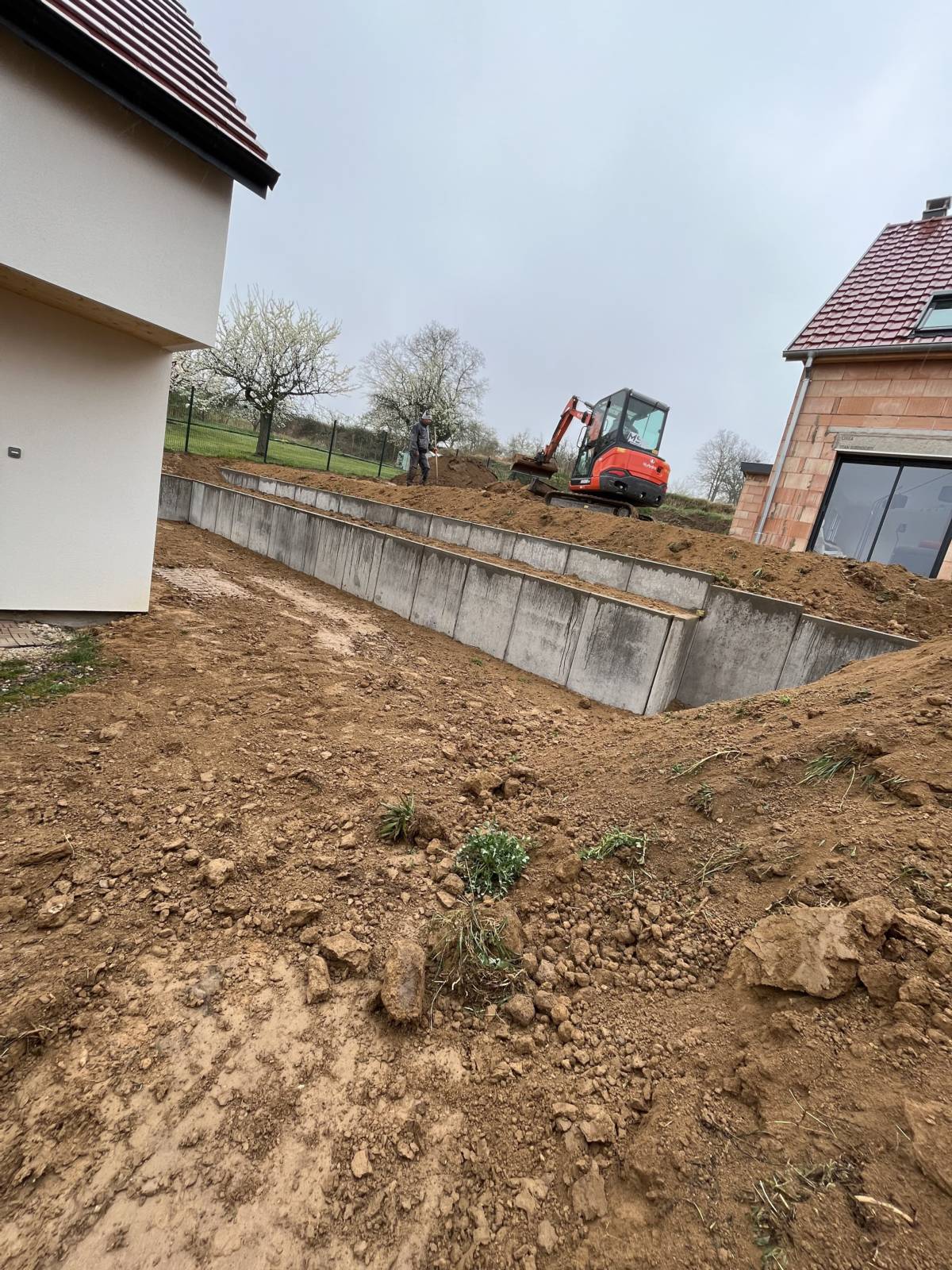 Rosheim : terrassement , pose de mur en L, pose de grillage, dalle béton, création de murs maçonnés, et dalle sur plot Illkirch-Graffenstaden 1