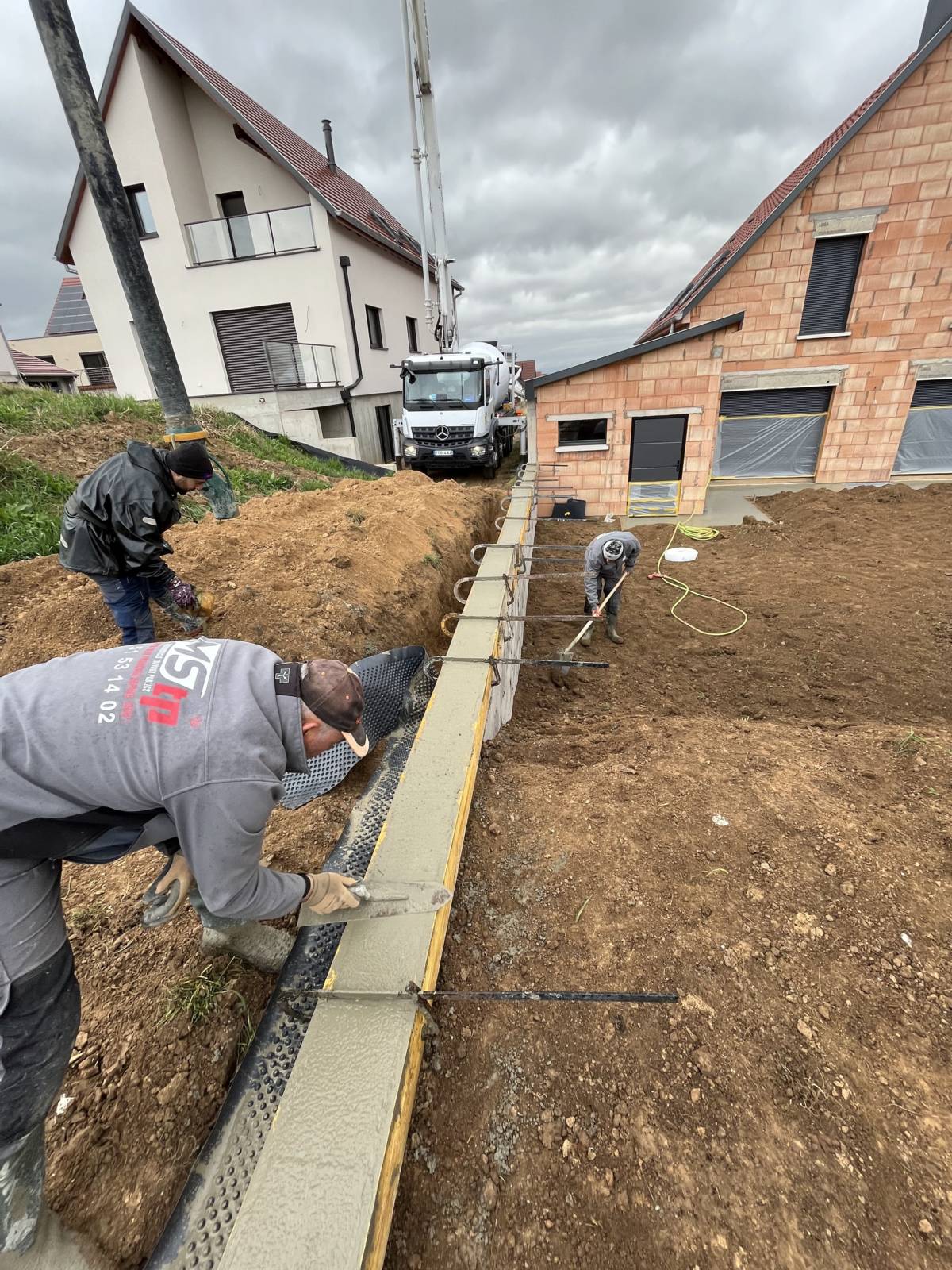 Rosheim : terrassement , pose de mur en L, pose de grillage, dalle béton, création de murs maçonnés, et dalle sur plot Bischheim 11