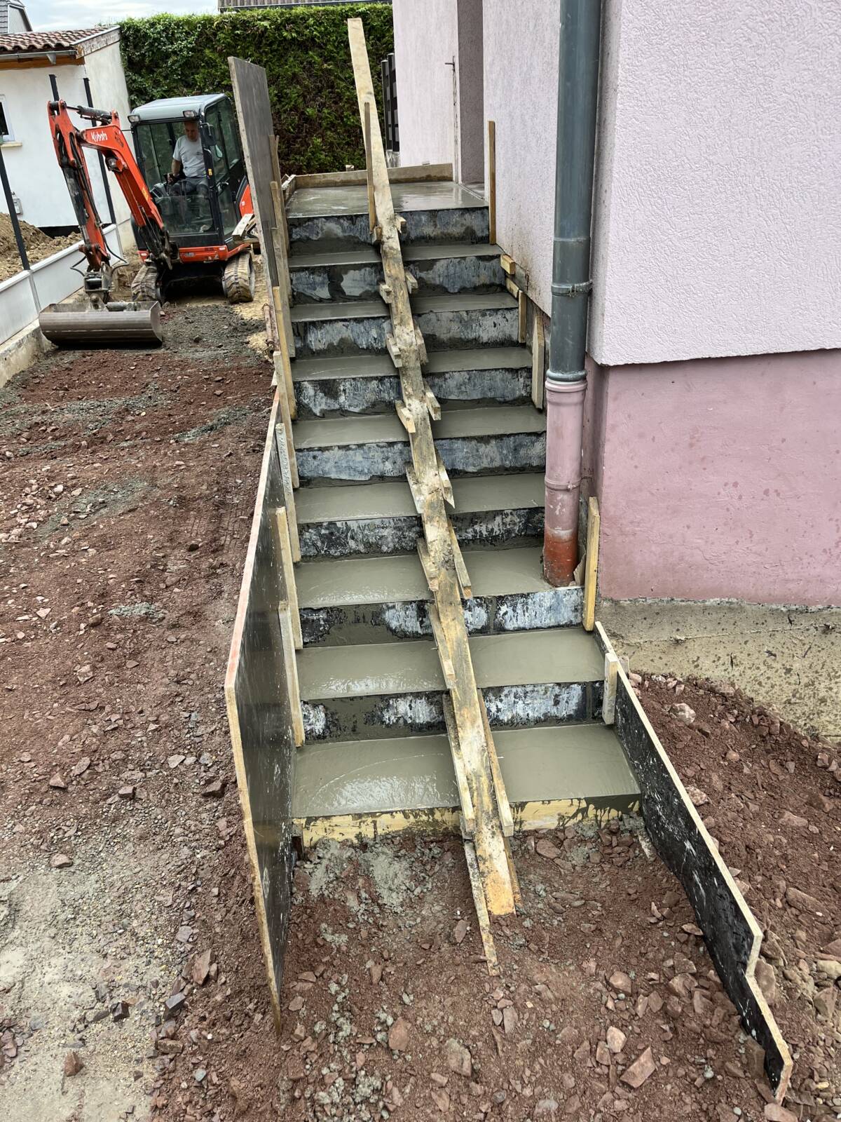 Chantier erstein clôture/ grillage rigide / soubassement beton / terrassement / pavage / assainissement / extension / maçonnerie / béton escalier Obernai 0