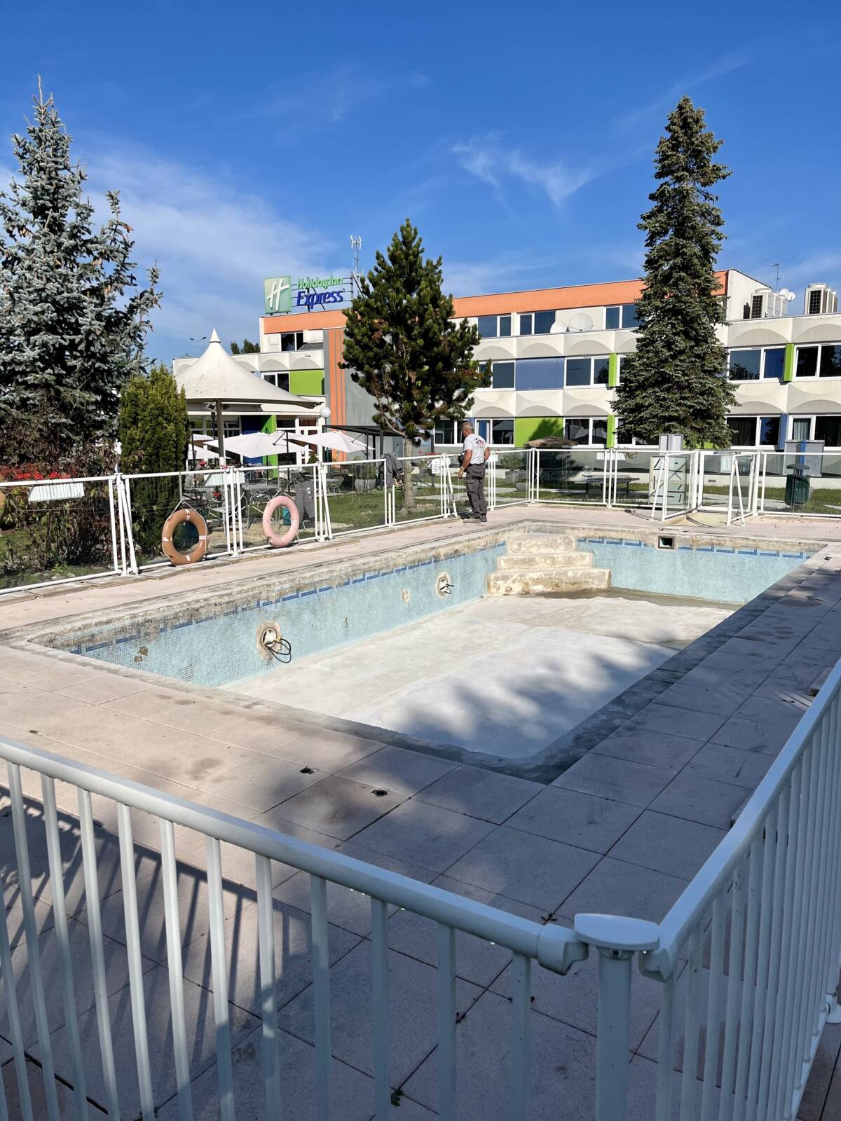 Reprise dalle et margelle piscine / terrassement / depose pose dalle dans un hôtel à Illkirch Obernai 2