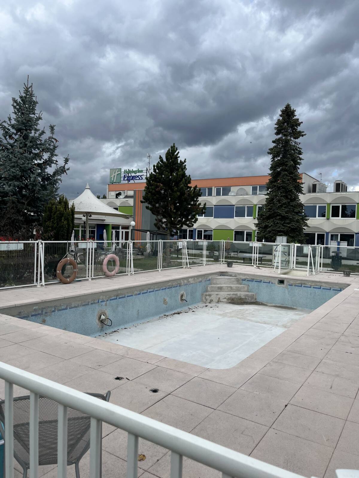 Reprise dalle et margelle piscine / terrassement / depose pose dalle dans un hôtel à Illkirch Sélestat 1